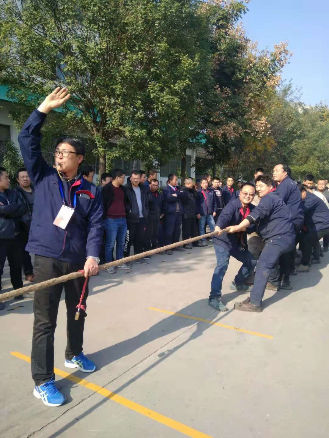 D:\办公室文件\照片\11周年庆活动照片\拔河1.jpg