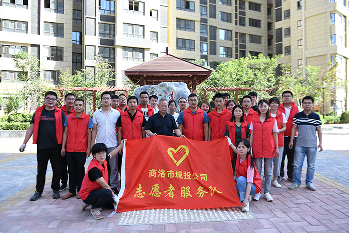 市城投公司組織全體黨員、積極分子、志愿者服務(wù)隊(duì)開展義務(wù)鋤草活動(dòng)