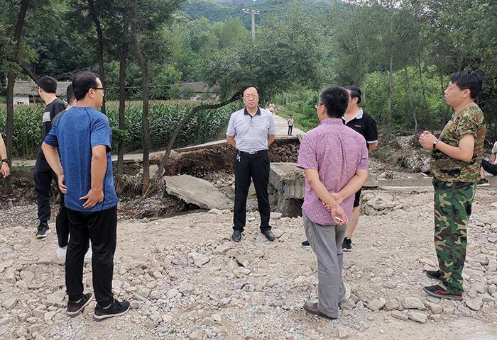 防洪搶險(xiǎn)  勇?lián)姑?—— 商洛市城投公司黨員突擊隊(duì)奔赴洛南搶險(xiǎn)救災(zāi)